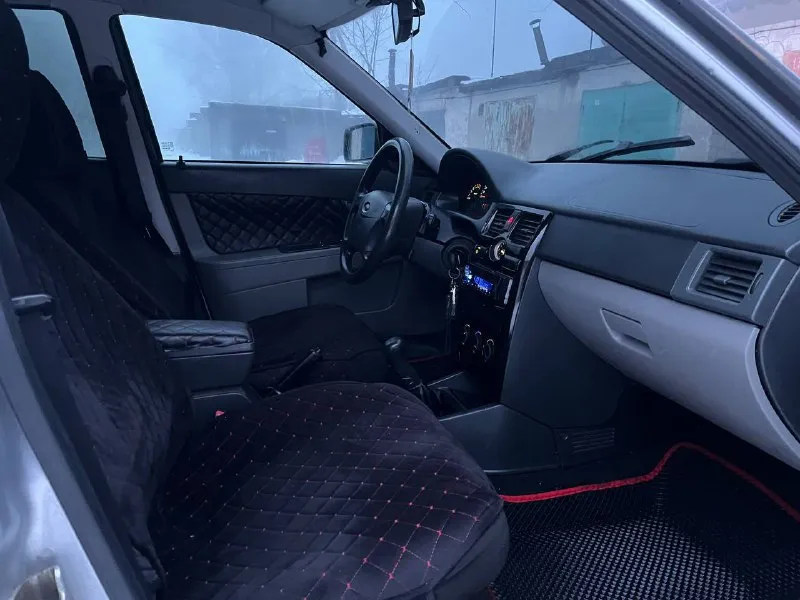 Продам приору 2011г. в в хорошем состоянии, вложений не требует кузов в хорошем состоянии без гнили и ржавчины дно, ланжероны, стаканы все целое двигатель масло не ест. масло от замены до замены коробка не хрустит не выбивает, переключается плавно по ходовке все отлично без посторонних звуков abs, стеклоподъемники, эур, штатная магнитола с bluetooth салон чистый и опрятный цена: 380к быстрым торг возможен обмен связь со мной: +7949-558-73-52 +7988-585-79-37(вацап, телеграмм) - фотография - 8