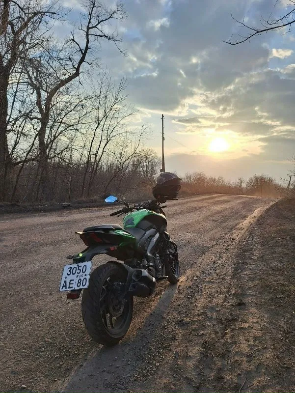 Продаю свой bajaj dominar 400 (40лс) 1 цилиндровый подойдёт как для новичков так и для опытных, очень хорошо рулится и едет в городе. год выпуска 2022, покупался новый, один владелец! пробег 17.000 к сезону готов, новая тормозная жидкость, охлаждающая жидкость, поменяны фильтра (топливный, воздушный) масло заливалось eni 10w40, менял каждые 3.000км цена 400.000 рублей нахожусь в пролетарском районе, для связи +79493951124 (телеграмм на тот же номер) готов на любые провеки! 📞 звоните: +7(949)3951124 - фотография - 4