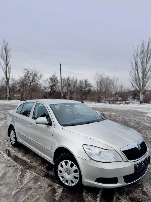 💎 skoda octavia 2012 — 1.6 at, идеальное состояние 🔹 двигатель и трансмиссия • надёжный бензиновый двигатель 1.6 • настоящий автомат, работает мягко • регулярное обслуживание 🔹 состояние автомобиль в безупречном состоянии — технически и внешне. без дтп, салон ухоженный. без вложений, сел и поехал. 🔹 история • всё время в одной семье • кристально чистая история • не использовался в такси и коммерции • хозяйский автомобиль 🔹 обслуживание • обслуживание у официального дилера • подтверждённая сервисная история • сервисная книжка в наличии 🔹 комплектация и опции • кондиционер • дорогая охранная система • автозапуск • качественная камера заднего вида • хорошая аудиосистема •и много другово • всё работает • 3 оригинальных ключа 🔹 дополнительно • новая зимняя резина 📄 документы • полный порядок, без ограничений 🎁 цена: 945 000 руб. 💰 📞 +7 949 563-98-77 📞 +7 949 449-59-51 реальному покупателю — адекватный торг у капота. (обмен с вашей доплатой) 📞 звоните: +7(949)5639877 - фотография - 2