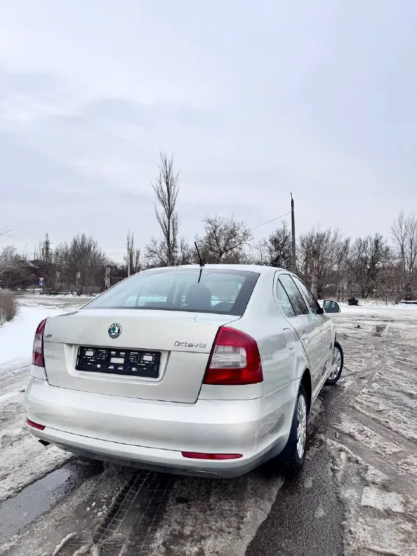 💎 skoda octavia 2012 — 1.6 at, идеальное состояние 🔹 двигатель и трансмиссия • надёжный бензиновый двигатель 1.6 • настоящий автомат, работает мягко • регулярное обслуживание 🔹 состояние автомобиль в безупречном состоянии — технически и внешне. без дтп, салон ухоженный. без вложений, сел и поехал. 🔹 история • всё время в одной семье • кристально чистая история • не использовался в такси и коммерции • хозяйский автомобиль 🔹 обслуживание • обслуживание у официального дилера • подтверждённая сервисная история • сервисная книжка в наличии 🔹 комплектация и опции • кондиционер • дорогая охранная система • автозапуск • качественная камера заднего вида • хорошая аудиосистема •и много другово • всё работает • 3 оригинальных ключа 🔹 дополнительно • новая зимняя резина 📄 документы • полный порядок, без ограничений 🎁 цена: 945 000 руб. 💰 📞 +7 949 563-98-77 📞 +7 949 449-59-51 реальному покупателю — адекватный торг у капота. (обмен с вашей доплатой) 📞 звоните: +7(949)5639877 - фотография - 5