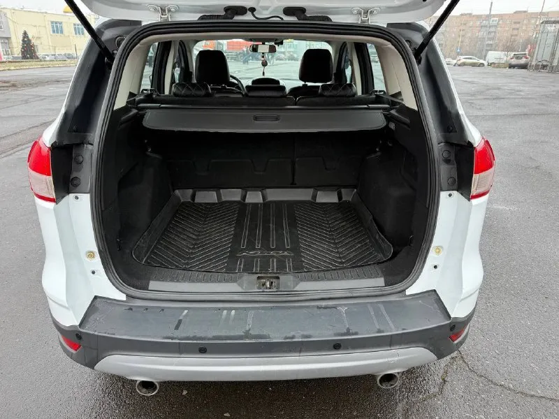 Ford kuga 2013, бензиновый двигатель 1.6, механическая коробка передач. два собственника. подтвержденный оригинальный пробег — 168 000 км. отличное состояние! кузов оцинкован, все стекла оригинальные, включая лобовое. двигатель работает ровно, без посторонних шумов и ошибок. коробка передач плавная, ходовая часть без стуков. полный комплект ключей и сервисная книга. документы в полном порядке, продажа с полным оформлением. обмен не рассматривается. фиксированная цена — 850 000 рублей. город донецк. телефон: +7(949)3710826. готовы предоставить все данные по автомобилю и видеообзор. 📞 звоните: +7(949)3710826 - фотография - 10