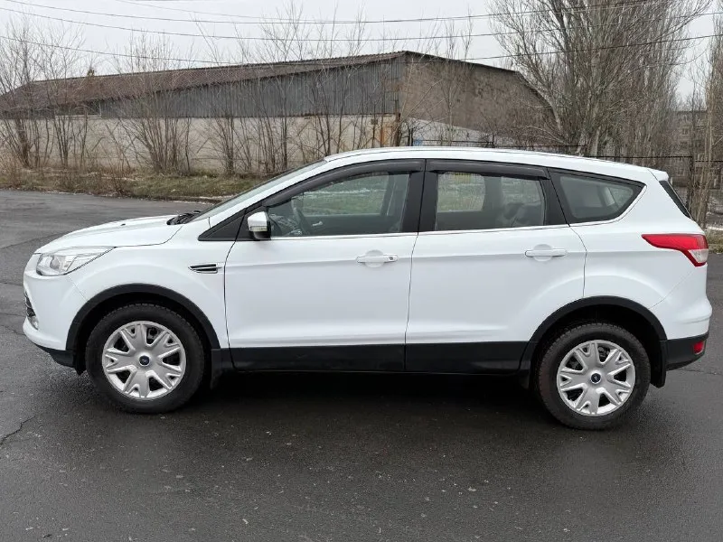 Ford kuga 2013, бензиновый двигатель 1.6, механическая коробка передач. два собственника. подтвержденный оригинальный пробег — 168 000 км. отличное состояние! кузов оцинкован, все стекла оригинальные, включая лобовое. двигатель работает ровно, без посторонних шумов и ошибок. коробка передач плавная, ходовая часть без стуков. полный комплект ключей и сервисная книга. документы в полном порядке, продажа с полным оформлением. обмен не рассматривается. фиксированная цена — 850 000 рублей. город донецк. телефон: +7(949)3710826. готовы предоставить все данные по автомобилю и видеообзор. 📞 звоните: +7(949)3710826 - фотография - 2