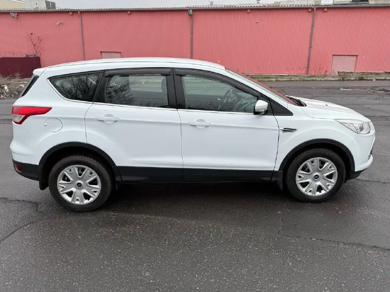 Ford kuga 2013, бензиновый двигатель 1.6, механическая коробка передач. два собственника. подтвержденный оригинальный пробег — 168 000 км. отличное состояние! кузов оцинкован, все стекла оригинальные, включая лобовое. двигатель работает ровно, без посторонних шумов и ошибок. коробка передач плавная, ходовая часть без стуков. полный комплект ключей и сервисная книга. документы в полном порядке, продажа с полным оформлением. обмен не рассматривается. фиксированная цена — 850 000 рублей. город донецк. телефон: +7(949)3710826. готовы предоставить все данные по автомобилю и видеообзор. 📞 звоните: +7(949)3710826 - фотография - 5
