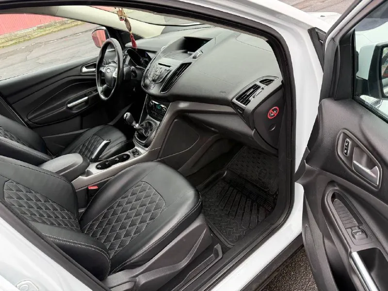 Ford kuga 2013, бензиновый двигатель 1.6, механическая коробка передач. два собственника. подтвержденный оригинальный пробег — 168 000 км. отличное состояние! кузов оцинкован, все стекла оригинальные, включая лобовое. двигатель работает ровно, без посторонних шумов и ошибок. коробка передач плавная, ходовая часть без стуков. полный комплект ключей и сервисная книга. документы в полном порядке, продажа с полным оформлением. обмен не рассматривается. фиксированная цена — 850 000 рублей. город донецк. телефон: +7(949)3710826. готовы предоставить все данные по автомобилю и видеообзор. 📞 звоните: +7(949)3710826 - фотография - 8