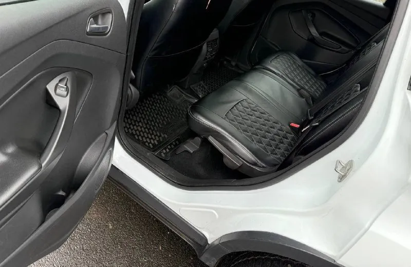 Ford kuga 2013, бензиновый двигатель 1.6, механическая коробка передач. два собственника. подтвержденный оригинальный пробег — 168 000 км. отличное состояние! кузов оцинкован, все стекла оригинальные, включая лобовое. двигатель работает ровно, без посторонних шумов и ошибок. коробка передач плавная, ходовая часть без стуков. полный комплект ключей и сервисная книга. документы в полном порядке, продажа с полным оформлением. обмен не рассматривается. фиксированная цена — 850 000 рублей. город донецк. телефон: +7(949)3710826. готовы предоставить все данные по автомобилю и видеообзор. 📞 звоните: +7(949)3710826 - фотография - 9