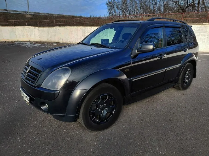 В продаже любимый корейский внедорожник ssangyong rexton ii xvt 2008 года 2.7 турбо- 186 л. с. коробка автомат цена 1070000 рублей +79495690390 город донецк. адекватный торг. ✅пробег настоящий 262 тыс км ✅постоянный полный привод. ✅максимальная комплектация ✅установлена дорогая сигнализация с автозапуском ✅автомобиль без дтп (любые проверки) ✅богатое оснащение: кожаный салон, потолок алькантара, мультируль, камера переднего и заднего вида, новые литые диски r18 с хорошей зимней резиной nokian. ✅установлен дорогой монитор с андроидавто, bluetooth, wifi, регистратор и тд. ✅ полный электро пакет(электрорегулировка зеркал и сидений, обогрев сидений) ✅датчики дождя, света ✅авто местное 180 регион, каждый день на ходу! ✅являюсь владельцем более 2х лет ❗прекрасный рамный надёжный внедорожник, гaрaжнoe хpaнeние, двa кoмплeктa ключей, двигатель и коробка от mercedes работает идеально! ❗масло меняли каждые 7 тысяч километров ❗машина сел и поехал без вложений, едет прекрасн 📞 звоните: +7(949)5690390 - фотография - 4