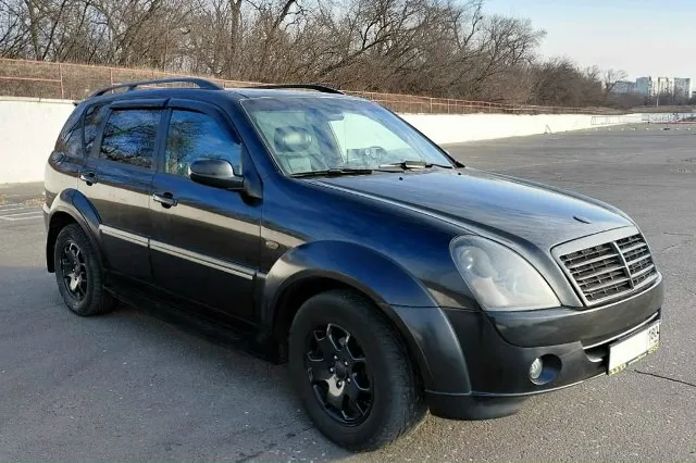 В продаже любимый корейский внедорожник ssangyong rexton ii xvt 2008 года 2.7 турбо- 186 л. с. коробка автомат цена 1070000 рублей +79495690390 город донецк. адекватный торг. ✅пробег настоящий 262 тыс км ✅постоянный полный привод. ✅максимальная комплектация ✅установлена дорогая сигнализация с автозапуском ✅автомобиль без дтп (любые проверки) ✅богатое оснащение: кожаный салон, потолок алькантара, мультируль, камера переднего и заднего вида, новые литые диски r18 с хорошей зимней резиной nokian. ✅установлен дорогой монитор с андроидавто, bluetooth, wifi, регистратор и тд. ✅ полный электро пакет(электрорегулировка зеркал и сидений, обогрев сидений) ✅датчики дождя, света ✅авто местное 180 регион, каждый день на ходу! ✅являюсь владельцем более 2х лет ❗прекрасный рамный надёжный внедорожник, гaрaжнoe хpaнeние, двa кoмплeктa ключей, двигатель и коробка от mercedes работает идеально! ❗масло меняли каждые 7 тысяч километров ❗машина сел и поехал без вложений, едет прекрасн 📞 звоните: +7(949)5690390 - фотография - 5