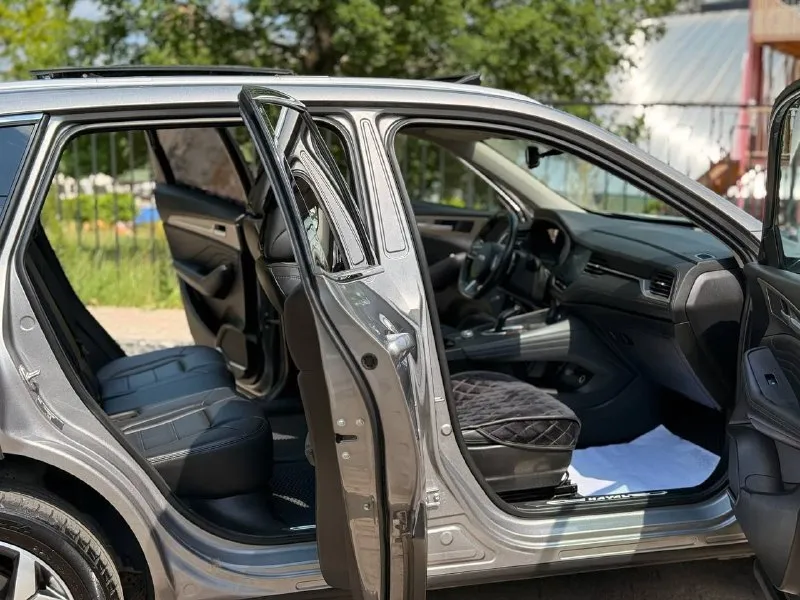 Продаю haval f7 2021 года рассматриваю обмен с вашей доплатыи 2.0 турбо полный привод 4х4 самая максимальная и богатая комплектация в ней есть все!! панорама крыша мульти руль климат контроль, датчики света, датчики дождя, кнопка старт стоп, беспроводная зарядка, подогрев сидений всех, подогрев зеркал, подогрев лобового, подогрев заднего, камеры 360, пактроники 360, и очень много чего другого долго перечислять! машина в новом состоянии вложений не требует масла фильтра заменены около 100км назад автомобиль заклеен броне пленкой все зоны риска. под ручками, капот крыша, зеркала, крылья, двери. я хозяин по документам собственник новая летняя резина. кому нужен действительно хороший автомобиль звоните!! продажа автомобиля тока лишь через мрэо осмотр автомобиля в донецке. +79494353278 цена 2 000 000 руб. - фотография - 7