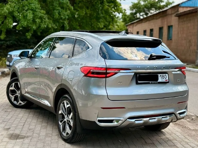 Продаю haval f7 2021 года рассматриваю обмен с вашей доплатыи 2.0 турбо полный привод 4х4 самая максимальная и богатая комплектация в ней есть все!! панорама крыша мульти руль климат контроль, датчики света, датчики дождя, кнопка старт стоп, беспроводная зарядка, подогрев сидений всех, подогрев зеркал, подогрев лобового, подогрев заднего, камеры 360, пактроники 360, и очень много чего другого долго перечислять! машина в новом состоянии вложений не требует масла фильтра заменены около 100км назад автомобиль заклеен броне пленкой все зоны риска. под ручками, капот крыша, зеркала, крылья, двери. я хозяин по документам собственник новая летняя резина. кому нужен действительно хороший автомобиль звоните!! продажа автомобиля тока лишь через мрэо осмотр автомобиля в донецке. +79494353278 цена 2 000 000 руб. 📞 звоните: +7(949)4353278 - фотография - 3