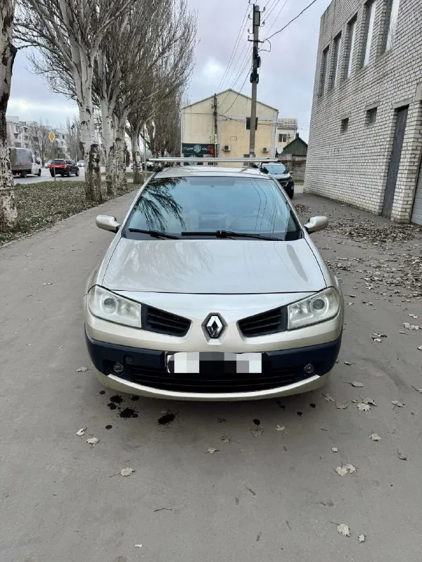 Renault меган 2007 год. собственник. авто без дтп, кузов целый, сколы немножко есть, примятый порог,... - фотография