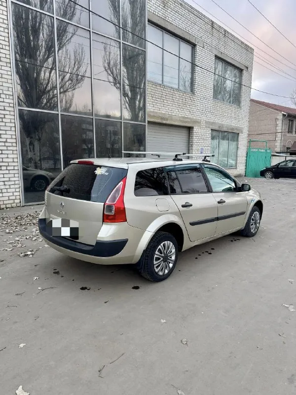 Renault меган 2007 год. собственник. авто без дтп, кузов целый, сколы немножко есть, примятый порог, машина с франции так что оценковка двухсторонняя, то есть не каких рыжиков! технически всё исправно, ходовая перебрана, двигатель 1.5 обслужен, продиогностирован и в полном порядке, заменены все фильтра и жидкости включая топлевный (всё оригинал), в коробке масло заменено, салон велюровый, накинуты хорошие чехлы кож зам. зимняя новая резина 15 радиус. сенсорная андроид магнитола. страховка включена, переделаю сразу на нового хозяина. каждый день на ходу, хороший экземпляр с расходом от 5 до 6 литров дизеля, высокая как для универсала и тяга бомба, турбину даже не слышно. в общем приезжайте покатайтесь и всё сами поймёте 👍 цена 54500 руб. торг естественно. донецк-макеевка тел. +79493183190 📞 звоните: +7(949)3183190 - фотография - 4