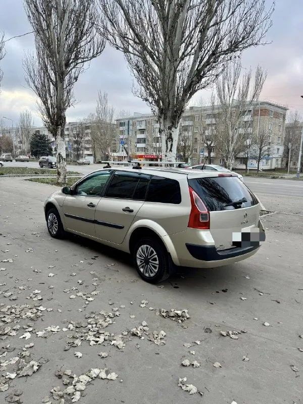 Renault меган 2007 год. собственник. авто без дтп, кузов целый, сколы немножко есть, примятый порог, машина с франции так что оценковка двухсторонняя, то есть не каких рыжиков! технически всё исправно, ходовая перебрана, двигатель 1.5 обслужен, продиогностирован и в полном порядке, заменены все фильтра и жидкости включая топлевный (всё оригинал), в коробке масло заменено, салон велюровый, накинуты хорошие чехлы кож зам. зимняя новая резина 15 радиус. сенсорная андроид магнитола. страховка включена, переделаю сразу на нового хозяина. каждый день на ходу, хороший экземпляр с расходом от 5 до 6 литров дизеля, высокая как для универсала и тяга бомба, турбину даже не слышно. в общем приезжайте покатайтесь и всё сами поймёте 👍 цена 54500 руб. торг естественно. донецк-макеевка тел. +79493183190 📞 звоните: +7(949)3183190 - фотография - 5