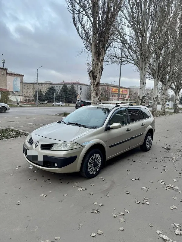 Renault меган 2007 год. собственник. авто без дтп, кузов целый, сколы немножко есть, примятый порог, машина с франции так что оценковка двухсторонняя, то есть не каких рыжиков! технически всё исправно, ходовая перебрана, двигатель 1.5 обслужен, продиогностирован и в полном порядке, заменены все фильтра и жидкости включая топлевный (всё оригинал), в коробке масло заменено, салон велюровый, накинуты хорошие чехлы кож зам. зимняя новая резина 15 радиус. сенсорная андроид магнитола. страховка включена, переделаю сразу на нового хозяина. каждый день на ходу, хороший экземпляр с расходом от 5 до 6 литров дизеля, высокая как для универсала и тяга бомба, турбину даже не слышно. в общем приезжайте покатайтесь и всё сами поймёте 👍 цена 54500 руб. торг естественно. донецк-макеевка тел. +79493183190 📞 звоните: +7(949)3183190 - фотография - 6