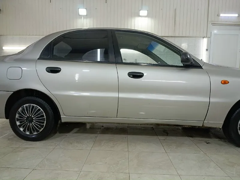 Продам daewoo сенс 2007 года на хорошем ходу. мотор работает без нареканий 1.3, установлен газ. новые свечи, поменяно масло. пробег 208000 коробка не выбивает не пинает. документы порядок. подвеска мягкая, обслужили 100км назад. кузов и днище уставшие, есть куда приложить руки. цена 180 тысяч рублей. телефон +79493746803 📞 звоните: +7(949)3746803 - фотография - 2