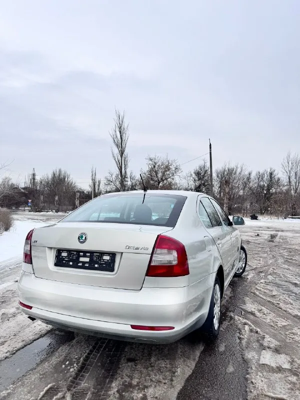 💎 skoda octavia 2012 — 1.6 at, идеальное состояние 🔹 двигатель и трансмиссия • надёжный бензиновый двигатель 1.6 • настоящий автомат, работает мягко • регулярное обслуживание 🔹 состояние автомобиль в безупречном состоянии — технически и внешне. без дтп, салон ухоженный. без вложений, сел и поехал. 🔹 история • всё время в одной семье • кристально чистая история • не использовался в такси и коммерции • хозяйский автомобиль 🔹 обслуживание • обслуживание у официального дилера • подтверждённая сервисная история • сервисная книжка в наличии 🔹 комплектация и опции • кондиционер • дорогая охранная система • автозапуск • качественная камера заднего вида • хорошая аудиосистема •и много другово • всё работает • 3 оригинальных ключа 🔹 дополнительно • новая зимняя резина 📄 документы • полный порядок, без ограничений 🎁 цена: 945 000 руб. 💰 📞 +79495639877 📞 +79494495951 - фотография - 3
