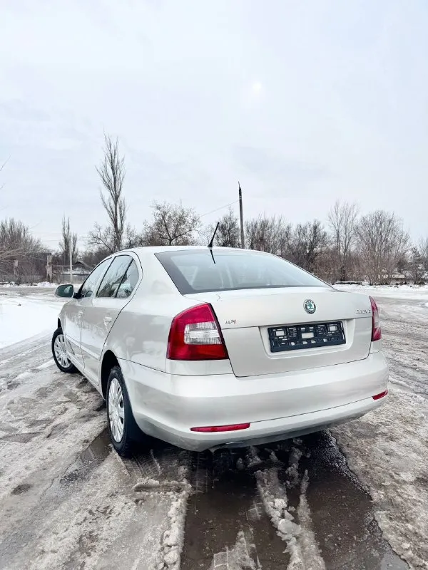 💎 skoda octavia 2012 — 1.6 at, идеальное состояние 🔹 двигатель и трансмиссия • надёжный бензиновый двигатель 1.6 • настоящий автомат, работает мягко • регулярное обслуживание 🔹 состояние автомобиль в безупречном состоянии — технически и внешне. без дтп, салон ухоженный. без вложений, сел и поехал. 🔹 история • всё время в одной семье • кристально чистая история • не использовался в такси и коммерции • хозяйский автомобиль 🔹 обслуживание • обслуживание у официального дилера • подтверждённая сервисная история • сервисная книжка в наличии 🔹 комплектация и опции • кондиционер • дорогая охранная система • автозапуск • качественная камера заднего вида • хорошая аудиосистема •и много другово • всё работает • 3 оригинальных ключа 🔹 дополнительно • новая зимняя резина 📄 документы • полный порядок, без ограничений 🎁 цена: 945 000 руб. 💰 📞 +79495639877 📞 +79494495951 - фотография - 8