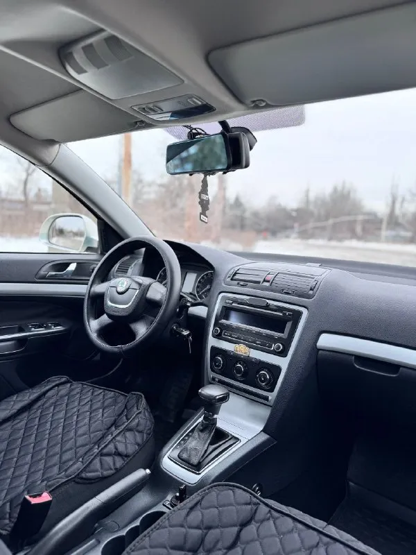 💎 skoda octavia 2012 — 1.6 at, идеальное состояние 🔹 двигатель и трансмиссия • надёжный бензиновый двигатель 1.6 • настоящий автомат, работает мягко • регулярное обслуживание 🔹 состояние автомобиль в безупречном состоянии — технически и внешне. без дтп, салон ухоженный. без вложений, сел и поехал. 🔹 история • всё время в одной семье • кристально чистая история • не использовался в такси и коммерции • хозяйский автомобиль 🔹 обслуживание • обслуживание у официального дилера • подтверждённая сервисная история • сервисная книжка в наличии 🔹 комплектация и опции • кондиционер • дорогая охранная система • автозапуск • качественная камера заднего вида • хорошая аудиосистема •и много другово • всё работает • 3 оригинальных ключа 🔹 дополнительно • новая зимняя резина 📄 документы • полный порядок, без ограничений 🎁 цена: 945 000 руб. 💰 📞 +79495639877 📞 +79494495951 - фотография - 9