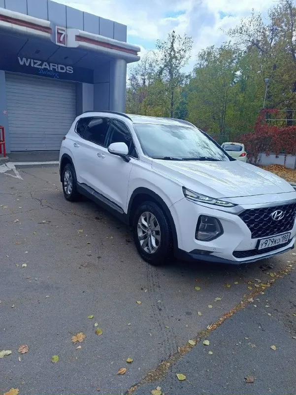 Продам автомобиль hyundai santa fe 2019 года. машина ухоженная, не пригон, официальная. два ключа, сервисная книга. не бита, не крашена. комплектация: "family" кожаный салон, обогрев передних сидений, руля и боковых зеркал, 2-х зонный климат контроль, круиз контроль, мультимедиа (android auto, apple carplay), камера заднего вида, электро ручник, парктроники (перед, зад), датчики давления в колесах, света и дождя, бесключевой доступ, start/stop, помощь при спуске. установлена хорошая сигнализация pandora мотор 2.4, автомат и полный привод.132.000км родного пробега. готов на любые проверки цена: 2.850.000₽ торг у авто +7(949)-385-12-95 📞 звоните: +7(949)3851295 - фотография - 1