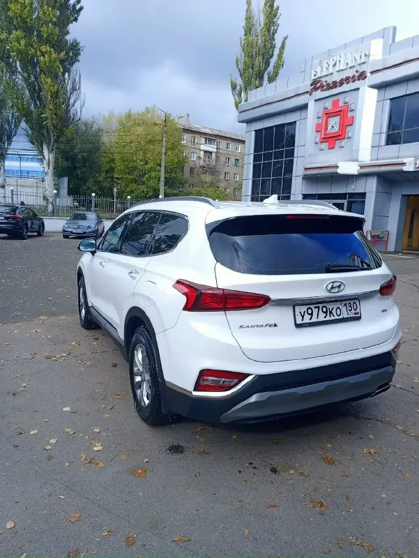 Продам автомобиль hyundai santa fe 2019 года. машина ухоженная, не пригон, официальная. два ключа, сервисная книга. не бита, не крашена. комплектация: "family" кожаный салон, обогрев передних сидений, руля и боковых зеркал, 2-х зонный климат контроль, круиз контроль, мультимедиа (android auto, apple carplay), камера заднего вида, электро ручник, парктроники (перед, зад), датчики давления в колесах, света и дождя, бесключевой доступ, start/stop, помощь при спуске. установлена хорошая сигнализация pandora мотор 2.4, автомат и полный привод.132.000км родного пробега. готов на любые проверки цена: 2.850.000₽ торг у авто +7(949)-385-12-95 📞 звоните: +7(949)3851295 - фотография - 4