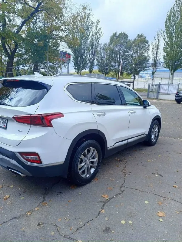 Продам автомобиль hyundai santa fe 2019 года. машина ухоженная, не пригон, официальная. два ключа, сервисная книга. не бита, не крашена. комплектация: "family" кожаный салон, обогрев передних сидений, руля и боковых зеркал, 2-х зонный климат контроль, круиз контроль, мультимедиа (android auto, apple carplay), камера заднего вида, электро ручник, парктроники (перед, зад), датчики давления в колесах, света и дождя, бесключевой доступ, start/stop, помощь при спуске. установлена хорошая сигнализация pandora мотор 2.4, автомат и полный привод.132.000км родного пробега. готов на любые проверки цена: 2.850.000₽ торг у авто +7(949)-385-12-95 📞 звоните: +7(949)3851295 - фотография - 5