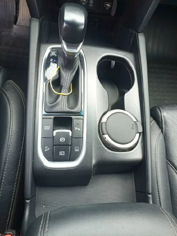 Продам автомобиль hyundai santa fe 2019 года. машина ухоженная, не пригон, официальная. два ключа, сервисная книга. не бита, не крашена. комплектация: "family" кожаный салон, обогрев передних сидений, руля и боковых зеркал, 2-х зонный климат контроль, круиз контроль, мультимедиа (android auto, apple carplay), камера заднего вида, электро ручник, парктроники (перед, зад), датчики давления в колесах, света и дождя, бесключевой доступ, start/stop, помощь при спуске. установлена хорошая сигнализация pandora мотор 2.4, автомат и полный привод.132.000км родного пробега. готов на любые проверки цена: 2.850.000₽ торг у авто +7(949)-385-12-95 📞 звоните: +7(949)3851295 - фотография - 8