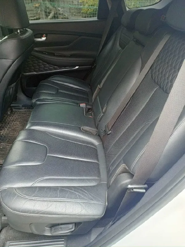 Продам автомобиль hyundai santa fe 2019 года. машина ухоженная, не пригон, официальная. два ключа, сервисная книга. не бита, не крашена. комплектация: "family" кожаный салон, обогрев передних сидений, руля и боковых зеркал, 2-х зонный климат контроль, круиз контроль, мультимедиа (android auto, apple carplay), камера заднего вида, электро ручник, парктроники (перед, зад), датчики давления в колесах, света и дождя, бесключевой доступ, start/stop, помощь при спуске. установлена хорошая сигнализация pandora мотор 2.4, автомат и полный привод.132.000км родного пробега. готов на любые проверки цена: 2.850.000₽ торг у авто +7(949)-385-12-95 📞 звоните: +7(949)3851295 - фотография - 9