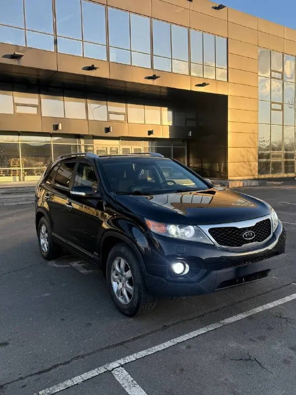 ​🚙 Kia sorento xm — технический идеал в родной краске!
​Ищете честный кроссовер, в который не нужно вкладывать? Это именно он. Главное преимущество — абсолютно новый двигатель (не контрактный!), установленный всего 11 000 км назад.
​Основные характеристики:
​Год выпуска: 2009
​Двигатель: 2.4 бензин (пробег кузова 209 тыс. , мотора — 11 тыс. !)
​Кузов: в заводском окрасе — любые проверки приветствуются.
​Цена: 1 350 000 ₽
​Что сделано:
​Ходовая часть: полностью перебрана (новые привода в сборе, рычаги, передние стойки, наконечники и опорные подшипники). Машина едет как новая!
​Свет: установлены дорогие качественные лампы (ближний/дальний) — идеальная видимость ночью.
​Подготовка к зиме: пройдено полное то (масло, фильтры), стоит новая шипованная резина nexon.
​Максимальная комплектация:
​Роскошный кожаный салон и руль.
​Раздельный климат-контроль.
​Современный планшет (мультимедиа).
​Подогрев сидений и полный электропак
📲 Tg: иван ушмодин
📞 Звоните: +7(949)7295570 - фотография - 1