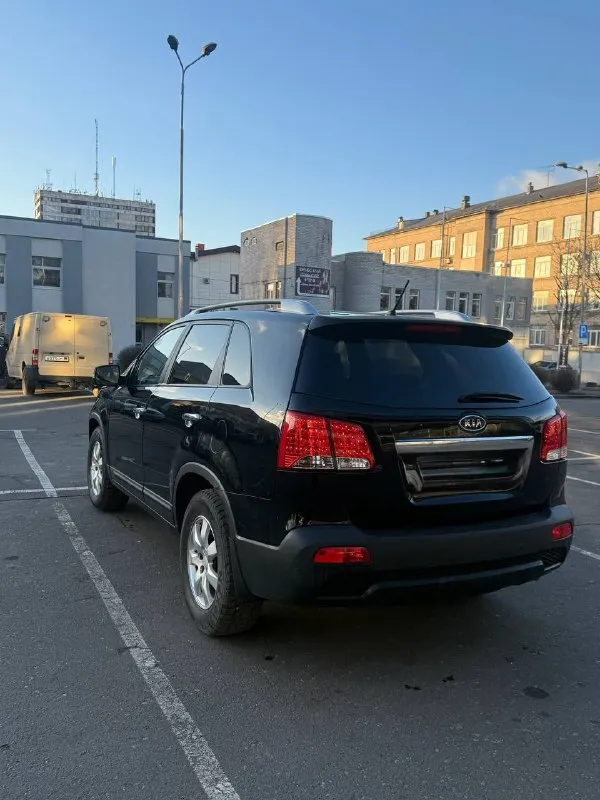 ​🚙 Kia sorento xm — технический идеал в родной краске!
​Ищете честный кроссовер, в который не нужно вкладывать? Это именно он. Главное преимущество — абсолютно новый двигатель (не контрактный!), установленный всего 11 000 км назад.
​Основные характеристики:
​Год выпуска: 2009
​Двигатель: 2.4 бензин (пробег кузова 209 тыс. , мотора — 11 тыс. !)
​Кузов: в заводском окрасе — любые проверки приветствуются.
​Цена: 1 350 000 ₽
​Что сделано:
​Ходовая часть: полностью перебрана (новые привода в сборе, рычаги, передние стойки, наконечники и опорные подшипники). Машина едет как новая!
​Свет: установлены дорогие качественные лампы (ближний/дальний) — идеальная видимость ночью.
​Подготовка к зиме: пройдено полное то (масло, фильтры), стоит новая шипованная резина nexon.
​Максимальная комплектация:
​Роскошный кожаный салон и руль.
​Раздельный климат-контроль.
​Современный планшет (мультимедиа).
​Подогрев сидений и полный электропак
📲 Tg: иван ушмодин
📞 Звоните: +7(949)7295570 - фотография - 2