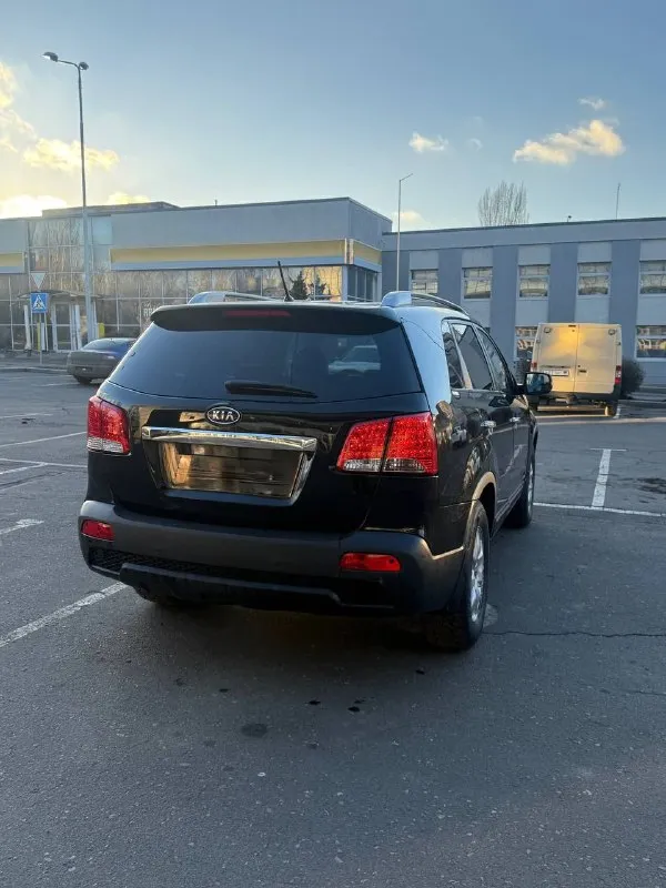 ​🚙 Kia sorento xm — технический идеал в родной краске!
​Ищете честный кроссовер, в который не нужно вкладывать? Это именно он. Главное преимущество — абсолютно новый двигатель (не контрактный!), установленный всего 11 000 км назад.
​Основные характеристики:
​Год выпуска: 2009
​Двигатель: 2.4 бензин (пробег кузова 209 тыс. , мотора — 11 тыс. !)
​Кузов: в заводском окрасе — любые проверки приветствуются.
​Цена: 1 350 000 ₽
​Что сделано:
​Ходовая часть: полностью перебрана (новые привода в сборе, рычаги, передние стойки, наконечники и опорные подшипники). Машина едет как новая!
​Свет: установлены дорогие качественные лампы (ближний/дальний) — идеальная видимость ночью.
​Подготовка к зиме: пройдено полное то (масло, фильтры), стоит новая шипованная резина nexon.
​Максимальная комплектация:
​Роскошный кожаный салон и руль.
​Раздельный климат-контроль.
​Современный планшет (мультимедиа).
​Подогрев сидений и полный электропак
📲 Tg: иван ушмодин
📞 Звоните: +7(949)7295570 - фотография - 3