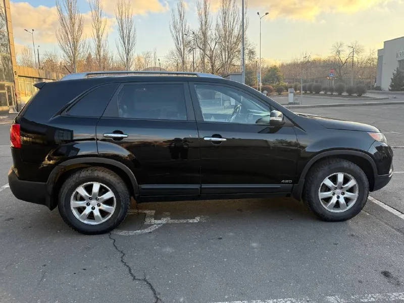 ​🚙 Kia sorento xm — технический идеал в родной краске!
​Ищете честный кроссовер, в который не нужно вкладывать? Это именно он. Главное преимущество — абсолютно новый двигатель (не контрактный!), установленный всего 11 000 км назад.
​Основные характеристики:
​Год выпуска: 2009
​Двигатель: 2.4 бензин (пробег кузова 209 тыс. , мотора — 11 тыс. !)
​Кузов: в заводском окрасе — любые проверки приветствуются.
​Цена: 1 350 000 ₽
​Что сделано:
​Ходовая часть: полностью перебрана (новые привода в сборе, рычаги, передние стойки, наконечники и опорные подшипники). Машина едет как новая!
​Свет: установлены дорогие качественные лампы (ближний/дальний) — идеальная видимость ночью.
​Подготовка к зиме: пройдено полное то (масло, фильтры), стоит новая шипованная резина nexon.
​Максимальная комплектация:
​Роскошный кожаный салон и руль.
​Раздельный климат-контроль.
​Современный планшет (мультимедиа).
​Подогрев сидений и полный электропак
📲 Tg: иван ушмодин
📞 Звоните: +7(949)7295570 - фотография - 9