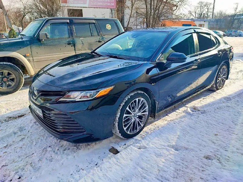 Toyota camry 2018 года, 2.5 бензин на 8 ступенчатом автомате, из сша в одних руках, в идеальном состоянии, в заводской краске, безопасность вся целая, стекла родные, полностью обслужена. покупалась с минимальным повреждением заднего бампера. в комплектации есть датчик света/дождя, давления шин, лэд линзы и дхо, удержание в полосе, круиз-контроль активный, система экстренного торможения, мультируль, монитор с камерой. передняя часть и зоны риска оклеены в бронепленку. только сделал то с заменой свечей, фильтров, масла в двигателе. ходовая в идеальном состоянии, тормоза новые вкруг, 2 комплекта ковриков, установлена металлическая защита двигателя, зимняя резина. 2.4 млн рублей. без торга. обмен не интересует. +79490499632 📞 звоните: +7(949)0499632 - фотография - 2