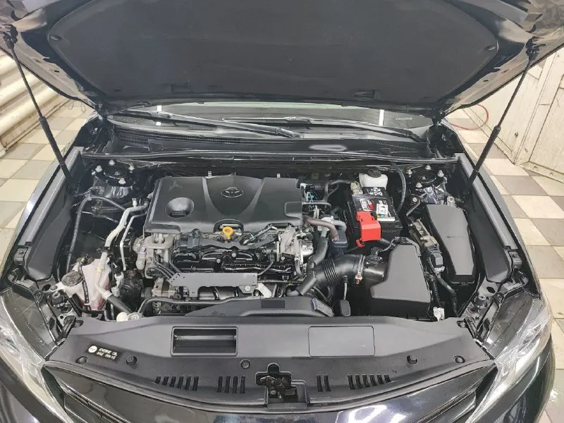 Toyota camry 2018 года, 2.5 бензин на 8 ступенчатом автомате, из сша в одних руках, в идеальном состоянии, в заводской краске, безопасность вся целая, стекла родные, полностью обслужена. покупалась с минимальным повреждением заднего бампера. в комплектации есть датчик света/дождя, давления шин, лэд линзы и дхо, удержание в полосе, круиз-контроль активный, система экстренного торможения, мультируль, монитор с камерой. передняя часть и зоны риска оклеены в бронепленку. только сделал то с заменой свечей, фильтров, масла в двигателе. ходовая в идеальном состоянии, тормоза новые вкруг, 2 комплекта ковриков, установлена металлическая защита двигателя, зимняя резина. 2.4 млн рублей. без торга. обмен не интересует. +79490499632 📞 звоните: +7(949)0499632 - фотография - 3