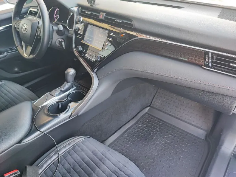 Toyota camry 2018 года, 2.5 бензин на 8 ступенчатом автомате, из сша в одних руках, в идеальном состоянии, в заводской краске, безопасность вся целая, стекла родные, полностью обслужена. покупалась с минимальным повреждением заднего бампера. в комплектации есть датчик света/дождя, давления шин, лэд линзы и дхо, удержание в полосе, круиз-контроль активный, система экстренного торможения, мультируль, монитор с камерой. передняя часть и зоны риска оклеены в бронепленку. только сделал то с заменой свечей, фильтров, масла в двигателе. ходовая в идеальном состоянии, тормоза новые вкруг, 2 комплекта ковриков, установлена металлическая защита двигателя, зимняя резина. 2.4 млн рублей. без торга. обмен не интересует. +79490499632 📞 звоните: +7(949)0499632 - фотография - 4