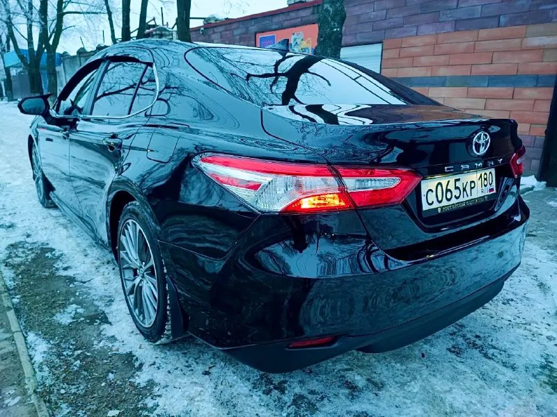 Toyota camry 2018 года, 2.5 бензин на 8 ступенчатом автомате, из сша в одних руках, в идеальном состоянии, в заводской краске, безопасность вся целая, стекла родные, полностью обслужена. покупалась с минимальным повреждением заднего бампера. в комплектации есть датчик света/дождя, давления шин, лэд линзы и дхо, удержание в полосе, круиз-контроль активный, система экстренного торможения, мультируль, монитор с камерой. передняя часть и зоны риска оклеены в бронепленку. только сделал то с заменой свечей, фильтров, масла в двигателе. ходовая в идеальном состоянии, тормоза новые вкруг, 2 комплекта ковриков, установлена металлическая защита двигателя, зимняя резина. 2.4 млн рублей. без торга. обмен не интересует. +79490499632 📞 звоните: +7(949)0499632 - фотография - 6