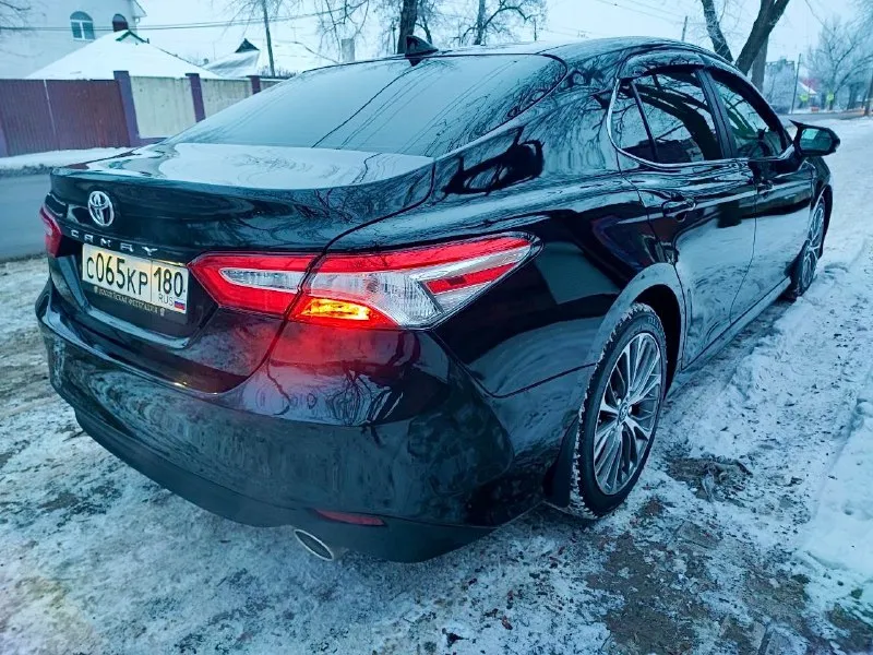 Toyota camry 2018 года, 2.5 бензин на 8 ступенчатом автомате, из сша в одних руках, в идеальном состоянии, в заводской краске, безопасность вся целая, стекла родные, полностью обслужена. покупалась с минимальным повреждением заднего бампера. в комплектации есть датчик света/дождя, давления шин, лэд линзы и дхо, удержание в полосе, круиз-контроль активный, система экстренного торможения, мультируль, монитор с камерой. передняя часть и зоны риска оклеены в бронепленку. только сделал то с заменой свечей, фильтров, масла в двигателе. ходовая в идеальном состоянии, тормоза новые вкруг, 2 комплекта ковриков, установлена металлическая защита двигателя, зимняя резина. 2.4 млн рублей. без торга. обмен не интересует. +79490499632 📞 звоните: +7(949)0499632 - фотография - 7