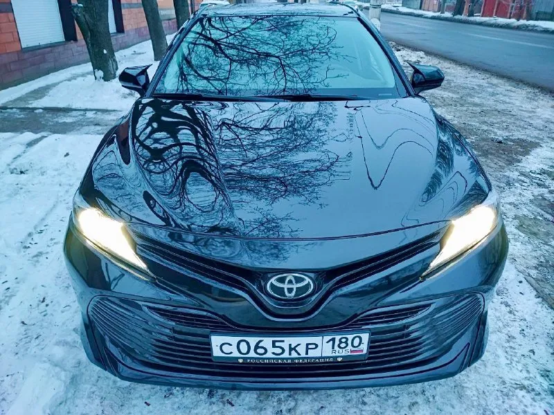 Toyota camry 2018 года, 2.5 бензин на 8 ступенчатом автомате, из сша в одних руках, в идеальном состоянии, в заводской краске, безопасность вся целая, стекла родные, полностью обслужена. покупалась с минимальным повреждением заднего бампера. в комплектации есть датчик света/дождя, давления шин, лэд линзы и дхо, удержание в полосе, круиз-контроль активный, система экстренного торможения, мультируль, монитор с камерой. передняя часть и зоны риска оклеены в бронепленку. только сделал то с заменой свечей, фильтров, масла в двигателе. ходовая в идеальном состоянии, тормоза новые вкруг, 2 комплекта ковриков, установлена металлическая защита двигателя, зимняя резина. 2.4 млн рублей. без торга. обмен не интересует. +79490499632 📞 звоните: +7(949)0499632 - фотография - 8