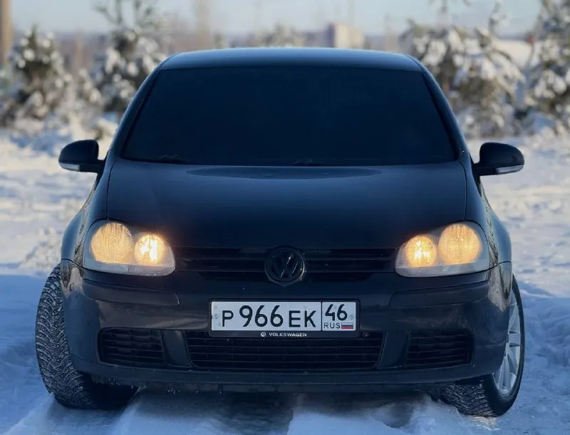 В продаже volkswagen golf v, с 2007 г в 🇷🇺, 1.4 л (атмосферник) механика, . родной пробег - 275 тыс км. заменён комплект грм, помпа, термостат, свечи (10.10.25) перебрана мкпп. , установлено новое сцепление. ошибки по системам отсутствуют. , всё работает. расход в среднем вне города - 6 л, город - 7,5 л. автотека чистая. , без скруток пробега. , без дтп. комплектация с кондиционером. , эл. зеркалами, доводчиками окон. , 4 эл. сп, системами abs, esp, ‘airbag’ в круг и бортовым компьютером. сделан пересвет приборной панели. , заменена штатная акустика на сенсорный дисплей с навигацией и «carplay», тонирована плёнкой llumar по кругу. резина «dunlop», новая, шипованная. торга нет. контакты : +7 (950) 710-27-27 (есть «telegram») цена : 499,999 рублей. обмен не рассматриваю. территориально находится в г макеевка (центр) - фотография - 2