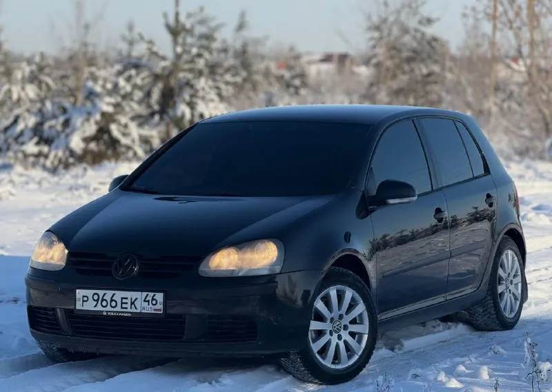 В продаже volkswagen golf v, с 2007 г в 🇷🇺, 1.4 л (атмосферник) механика, . родной пробег - 275 тыс км. заменён комплект грм, помпа, термостат, свечи (10.10.25) перебрана мкпп. , установлено новое сцепление. ошибки по системам отсутствуют. , всё работает. расход в среднем вне города - 6 л, город - 7,5 л. автотека чистая. , без скруток пробега. , без дтп. комплектация с кондиционером. , эл. зеркалами, доводчиками окон. , 4 эл. сп, системами abs, esp, ‘airbag’ в круг и бортовым компьютером. сделан пересвет приборной панели. , заменена штатная акустика на сенсорный дисплей с навигацией и «carplay», тонирована плёнкой llumar по кругу. резина «dunlop», новая, шипованная. торга нет. контакты : +7 (950) 710-27-27 (есть «telegram») цена : 499,999 рублей. обмен не рассматриваю. территориально находится в г макеевка (центр) - фотография - 3