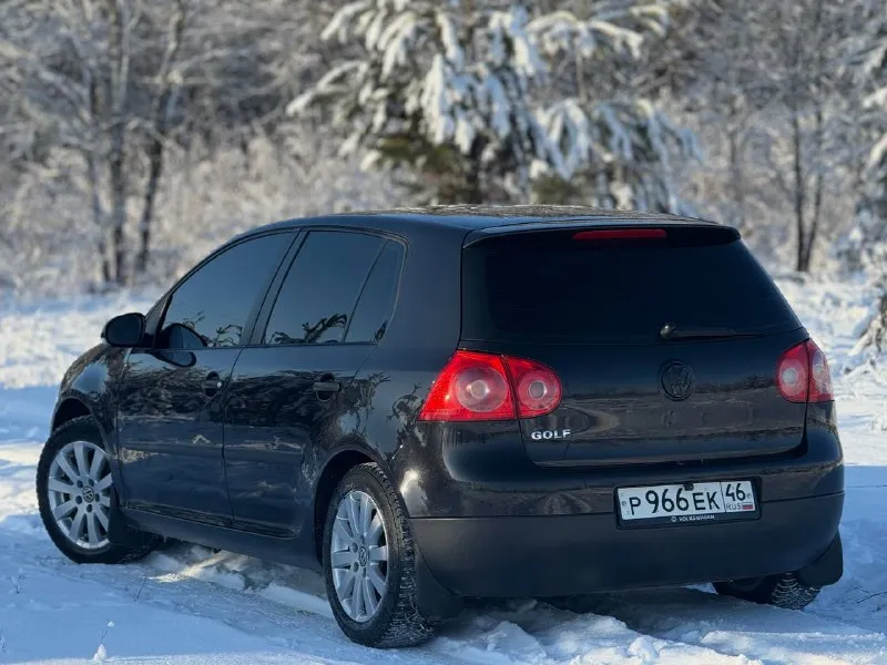 В продаже volkswagen golf v, с 2007 г в 🇷🇺, 1.4 л (атмосферник) механика, . родной пробег - 275 тыс км. заменён комплект грм, помпа, термостат, свечи (10.10.25) перебрана мкпп. , установлено новое сцепление. ошибки по системам отсутствуют. , всё работает. расход в среднем вне города - 6 л, город - 7,5 л. автотека чистая. , без скруток пробега. , без дтп. комплектация с кондиционером. , эл. зеркалами, доводчиками окон. , 4 эл. сп, системами abs, esp, ‘airbag’ в круг и бортовым компьютером. сделан пересвет приборной панели. , заменена штатная акустика на сенсорный дисплей с навигацией и «carplay», тонирована плёнкой llumar по кругу. резина «dunlop», новая, шипованная. торга нет. контакты : +7 (950) 710-27-27 (есть «telegram») цена : 499,999 рублей. обмен не рассматриваю. территориально находится в г макеевка (центр) - фотография - 4