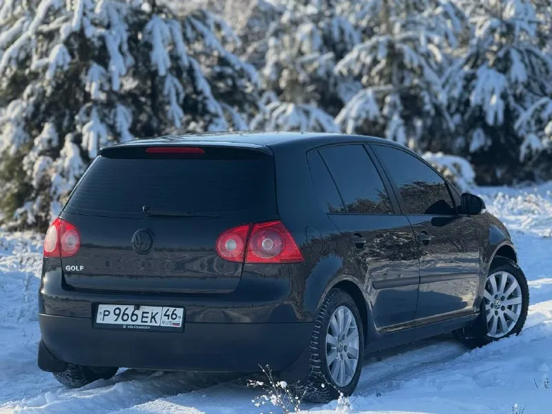 В продаже volkswagen golf v, с 2007 г в 🇷🇺, 1.4 л (атмосферник) механика, . родной пробег - 275 тыс км. заменён комплект грм, помпа, термостат, свечи (10.10.25) перебрана мкпп. , установлено новое сцепление. ошибки по системам отсутствуют. , всё работает. расход в среднем вне города - 6 л, город - 7,5 л. автотека чистая. , без скруток пробега. , без дтп. комплектация с кондиционером. , эл. зеркалами, доводчиками окон. , 4 эл. сп, системами abs, esp, ‘airbag’ в круг и бортовым компьютером. сделан пересвет приборной панели. , заменена штатная акустика на сенсорный дисплей с навигацией и «carplay», тонирована плёнкой llumar по кругу. резина «dunlop», новая, шипованная. торга нет. контакты : +7 (950) 710-27-27 (есть «telegram») цена : 499,999 рублей. обмен не рассматриваю. территориально находится в г макеевка (центр) - фотография - 5