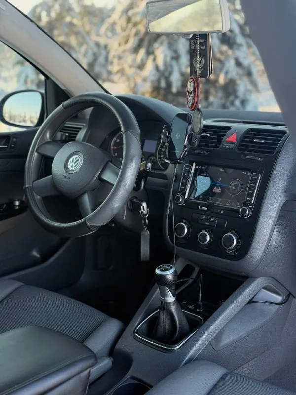 В продаже volkswagen golf v, с 2007 г в 🇷🇺, 1.4 л (атмосферник) механика, . родной пробег - 275 тыс км. заменён комплект грм, помпа, термостат, свечи (10.10.25) перебрана мкпп. , установлено новое сцепление. ошибки по системам отсутствуют. , всё работает. расход в среднем вне города - 6 л, город - 7,5 л. автотека чистая. , без скруток пробега. , без дтп. комплектация с кондиционером. , эл. зеркалами, доводчиками окон. , 4 эл. сп, системами abs, esp, ‘airbag’ в круг и бортовым компьютером. сделан пересвет приборной панели. , заменена штатная акустика на сенсорный дисплей с навигацией и «carplay», тонирована плёнкой llumar по кругу. резина «dunlop», новая, шипованная. торга нет. контакты : +7 (950) 710-27-27 (есть «telegram») цена : 499,999 рублей. обмен не рассматриваю. территориально находится в г макеевка (центр) - фотография - 6