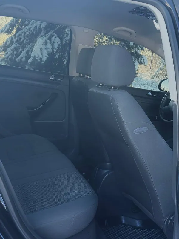 В продаже volkswagen golf v, с 2007 г в 🇷🇺, 1.4 л (атмосферник) механика, . родной пробег - 275 тыс км. заменён комплект грм, помпа, термостат, свечи (10.10.25) перебрана мкпп. , установлено новое сцепление. ошибки по системам отсутствуют. , всё работает. расход в среднем вне города - 6 л, город - 7,5 л. автотека чистая. , без скруток пробега. , без дтп. комплектация с кондиционером. , эл. зеркалами, доводчиками окон. , 4 эл. сп, системами abs, esp, ‘airbag’ в круг и бортовым компьютером. сделан пересвет приборной панели. , заменена штатная акустика на сенсорный дисплей с навигацией и «carplay», тонирована плёнкой llumar по кругу. резина «dunlop», новая, шипованная. торга нет. контакты : +7 (950) 710-27-27 (есть «telegram») цена : 499,999 рублей. обмен не рассматриваю. территориально находится в г макеевка (центр) - фотография - 7