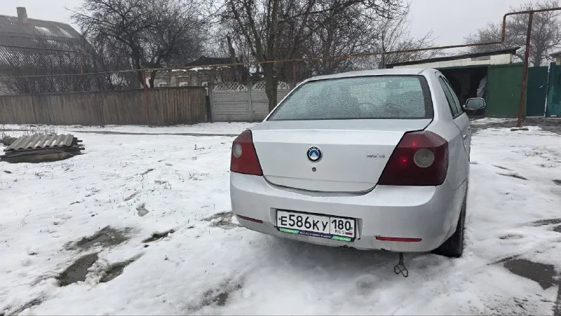 Продам gelly mk 1.5 2011года пробег 153000 км 3 собственника на зимней резине в комплектации комфорт подогрев сидений работает, так же как и кондиционер. очень экономичная, в среднем по трассе 6-6.5л по городу до 8л из нового новая рулевая рейка с тягами и наконечниками свежее масло и антифриз новый стартер новый аккумулятор новый радиатор охлаждения так же из тюнинга были переделаны фары, лэд габариты на пульте управления ( можно включать любой цвет), установлены bi led модули, так же противотуманные фары линзованные, свет хороший. по ходовой мячик, ничего не стучит и не гремит. есть небольшие косяки по кузову, но ничего критичного все стекла родные, но на лобовом присутствуют царапины. так же присутствует небольшой гул в коробке, на это скину. машина гаражного хранения. продажа от собственника, штрафов и запретов нет. любой вид переоформления. цена 270 000 торг у капота осмотр г макеевка +7 📞 звоните: +7(949)4161005 - фотография - 1