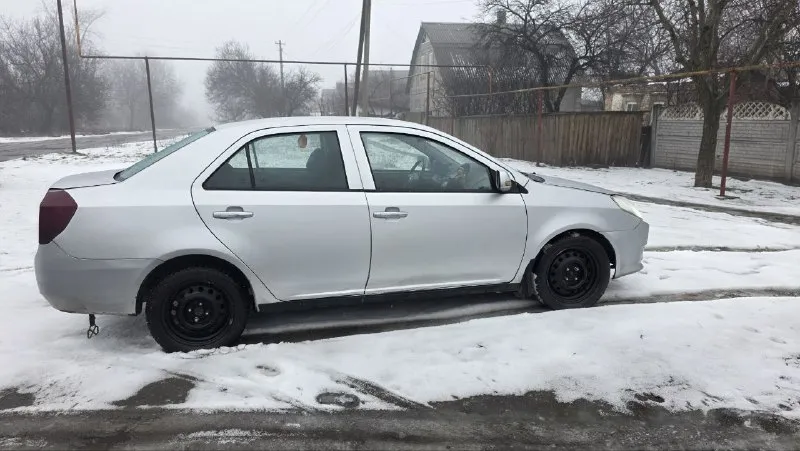 Продам gelly mk 1.5 2011года пробег 153000 км 3 собственника на зимней резине в комплектации комфорт подогрев сидений работает, так же как и кондиционер. очень экономичная, в среднем по трассе 6-6.5л по городу до 8л из нового новая рулевая рейка с тягами и наконечниками свежее масло и антифриз новый стартер новый аккумулятор новый радиатор охлаждения так же из тюнинга были переделаны фары, лэд габариты на пульте управления ( можно включать любой цвет), установлены bi led модули, так же противотуманные фары линзованные, свет хороший. по ходовой мячик, ничего не стучит и не гремит. есть небольшие косяки по кузову, но ничего критичного все стекла родные, но на лобовом присутствуют царапины. так же присутствует небольшой гул в коробке, на это скину. машина гаражного хранения. продажа от собственника, штрафов и запретов нет. любой вид переоформления. цена 270 000 торг у капота осмотр г макеевка +7 📞 звоните: +7(949)4161005 - фотография - 2
