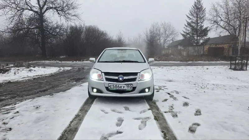 Продам gelly mk 1.5 2011года пробег 153000 км 3 собственника на зимней резине в комплектации комфорт подогрев сидений работает, так же как и кондиционер. очень экономичная, в среднем по трассе 6-6.5л по городу до 8л из нового новая рулевая рейка с тягами и наконечниками свежее масло и антифриз новый стартер новый аккумулятор новый радиатор охлаждения так же из тюнинга были переделаны фары, лэд габариты на пульте управления ( можно включать любой цвет), установлены bi led модули, так же противотуманные фары линзованные, свет хороший. по ходовой мячик, ничего не стучит и не гремит. есть небольшие косяки по кузову, но ничего критичного все стекла родные, но на лобовом присутствуют царапины. так же присутствует небольшой гул в коробке, на это скину. машина гаражного хранения. продажа от собственника, штрафов и запретов нет. любой вид переоформления. цена 270 000 торг у капота осмотр г макеевка +7 📞 звоните: +7(949)4161005 - фотография - 3