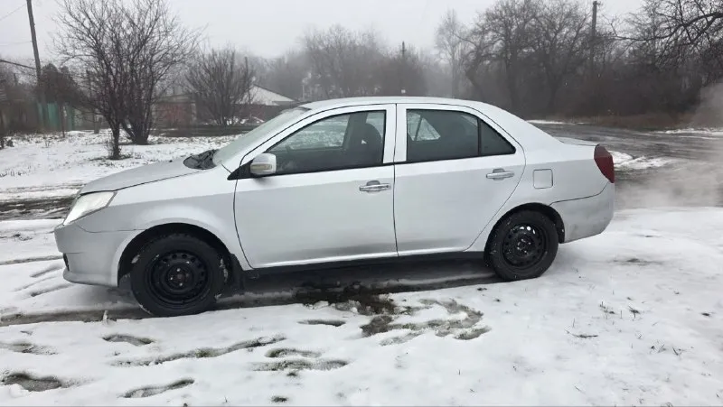 Продам gelly mk 1.5 2011года пробег 153000 км 3 собственника на зимней резине в комплектации комфорт подогрев сидений работает, так же как и кондиционер. очень экономичная, в среднем по трассе 6-6.5л по городу до 8л из нового новая рулевая рейка с тягами и наконечниками свежее масло и антифриз новый стартер новый аккумулятор новый радиатор охлаждения так же из тюнинга были переделаны фары, лэд габариты на пульте управления ( можно включать любой цвет), установлены bi led модули, так же противотуманные фары линзованные, свет хороший. по ходовой мячик, ничего не стучит и не гремит. есть небольшие косяки по кузову, но ничего критичного все стекла родные, но на лобовом присутствуют царапины. так же присутствует небольшой гул в коробке, на это скину. машина гаражного хранения. продажа от собственника, штрафов и запретов нет. любой вид переоформления. цена 270 000 торг у капота осмотр г макеевка +7 📞 звоните: +7(949)4161005 - фотография - 4