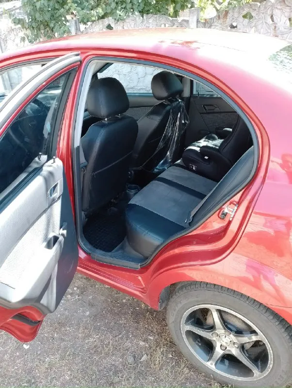 Продам chevrolet авео. 2008 год. мотор 1.2 цепной (84лс ) работает идеально ! кузов без ржавчины и дыр, дно стаканы всё целое, чистый ухоженый салон, не чего не стучит не гремит не дымит, мотор коробка ходовка всё отличное ( регулярное то каждые 7-8 т. км. и своевременная замена расходников и необходимых деталей, стоит зимняя резина на штампованых дисках, в коплекте летняя резина на литых дисках r15 ( и той и другой по 2 сезона). комплектация: led лампы (ближний, дальний, противотуманки) гидроусилитель руля, подушка безопасности, кондиционер android магнитола (boss mini) видеорегистратор ( фронтальная 2 к, задняя камера 720 hd), 2 ключа сигнализация starline ( отключена, можно восстановить), докатка + инструменты для замены колеса. очень экономичная по расходу топлива. цена 465000 осмотр г. иловайск, телефон +79493809212 📞 звоните: +7(949)3809212 - фотография - 6