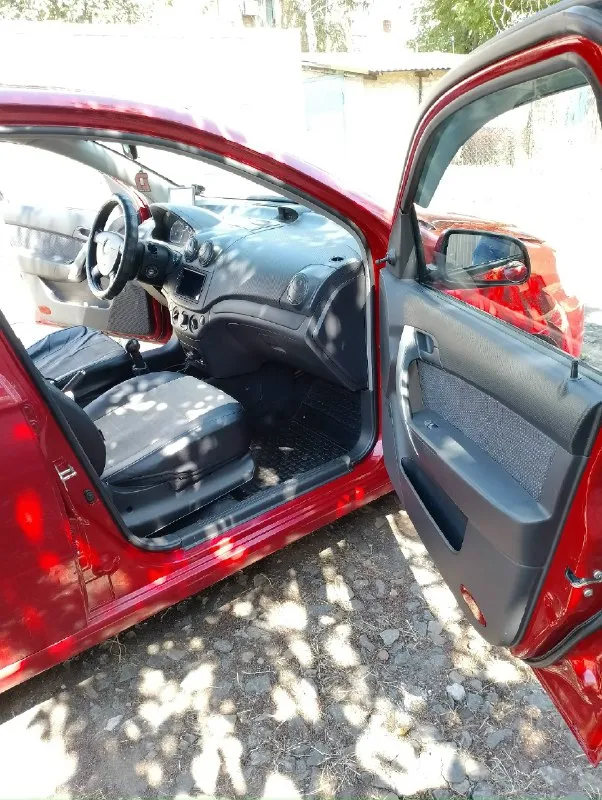 Продам chevrolet авео. 2008 год. мотор 1.2 цепной (84лс ) работает идеально ! кузов без ржавчины и дыр, дно стаканы всё целое, чистый ухоженый салон, не чего не стучит не гремит не дымит, мотор коробка ходовка всё отличное ( регулярное то каждые 7-8 т. км. и своевременная замена расходников и необходимых деталей, стоит зимняя резина на штампованых дисках, в коплекте летняя резина на литых дисках r15 ( и той и другой по 2 сезона). комплектация: led лампы (ближний, дальний, противотуманки) гидроусилитель руля, подушка безопасности, кондиционер android магнитола (boss mini) видеорегистратор ( фронтальная 2 к, задняя камера 720 hd), 2 ключа сигнализация starline ( отключена, можно восстановить), докатка + инструменты для замены колеса. очень экономичная по расходу топлива. цена 465000 осмотр г. иловайск, телефон +79493809212 📞 звоните: +7(949)3809212 - фотография - 7