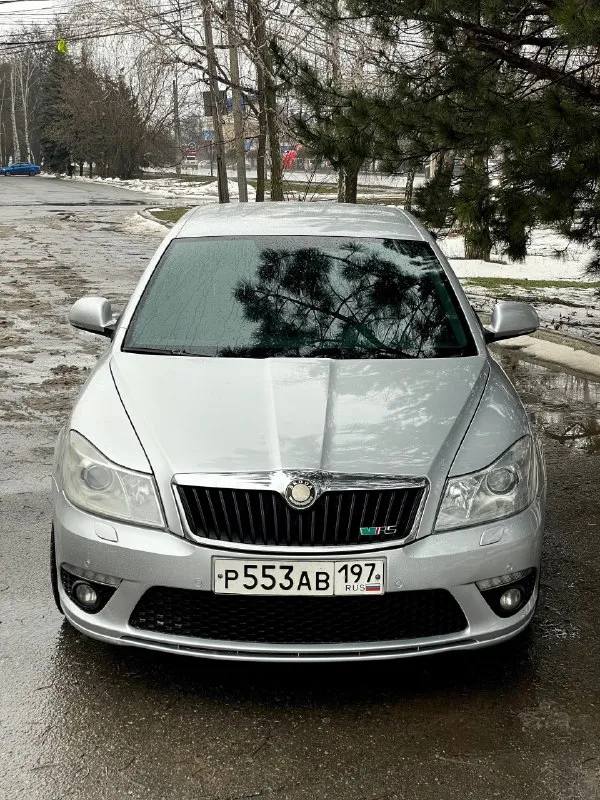 🇨🇿 skoda octavia rs 2010 dsg 2.0 tsi цена: 1.350🍋 (торг) ☎️ номер для связи: +79484771813 / +79897136521 продам skoda октавию rs, в очень хорошем состоянии из под одного хозяина, с оригинальным пробегом, полный сток, без чип тюнинга и т. д. чистейшая автотека, вся зеленая от и до. по кузову выглядит отлично, не гнилой, не дырявый, машина освежалась, убирали ваговские моменты, проемы в родной краске, обвес рс оригинальный. дно, пороги на месте. движок ccza работает очень тихо без посторонних лишних звуков, один из самых удачных в линейке, не дымит, турбина дует ! лично при мне была замена корзины сцепления боргварнер вместе с маслом, новый тнвд, новый блок абс, ремонт лопаток фазарегулятора, новые свечи ngk, переварка гофры и так по мелочи. коробка переключает отлично, dq250 с мокрой сцепой самая надженая. ходовка не гремит. по электрике все работает. очень хорошая комплектация: двухзонный климат контроль, 4 эсп, подогревы всех сидений, магнитола с экраном, перед зад парк 📞 звоните: +7(989)7136521 - фотография - 3