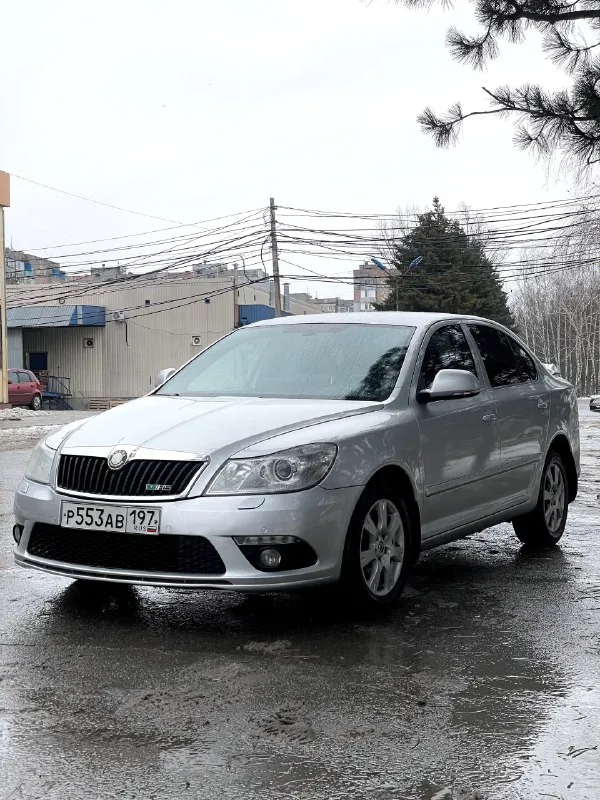 🇨🇿 skoda octavia rs 2010 dsg 2.0 tsi цена: 1.350🍋 (торг) ☎️ номер для связи: +79484771813 / +79897136521 продам skoda октавию rs, в очень хорошем состоянии из под одного хозяина, с оригинальным пробегом, полный сток, без чип тюнинга и т. д. чистейшая автотека, вся зеленая от и до. по кузову выглядит отлично, не гнилой, не дырявый, машина освежалась, убирали ваговские моменты, проемы в родной краске, обвес рс оригинальный. дно, пороги на месте. движок ccza работает очень тихо без посторонних лишних звуков, один из самых удачных в линейке, не дымит, турбина дует ! лично при мне была замена корзины сцепления боргварнер вместе с маслом, новый тнвд, новый блок абс, ремонт лопаток фазарегулятора, новые свечи ngk, переварка гофры и так по мелочи. коробка переключает отлично, dq250 с мокрой сцепой самая надженая. ходовка не гремит. по электрике все работает. очень хорошая комплектация: двухзонный климат контроль, 4 эсп, подогревы всех сидений, магнитола с экраном, перед зад парк 📞 звоните: +7(989)7136521 - фотография - 4